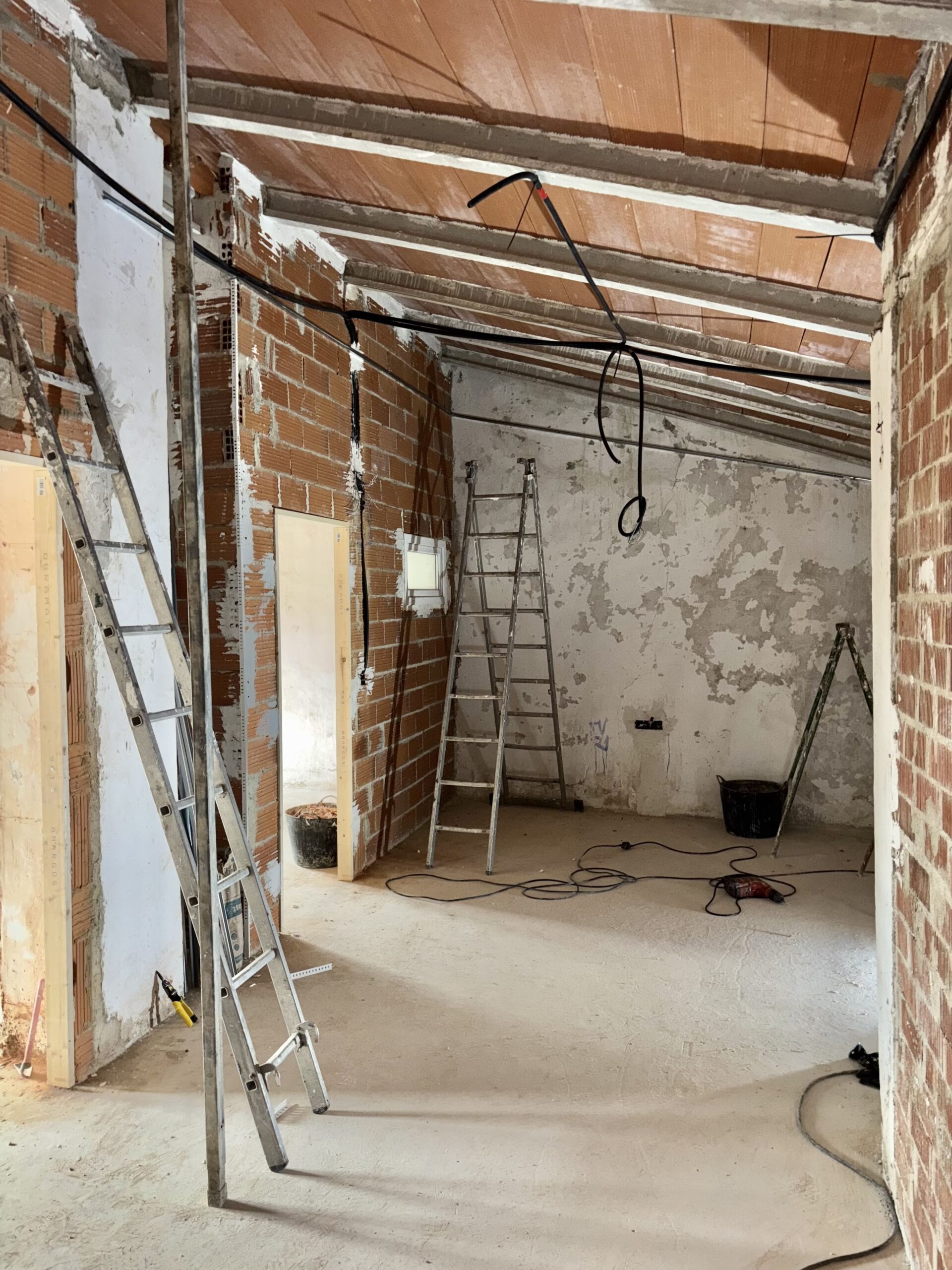 Construcción de muros interiores e instalación de premarcos de ventanas en reforma integral de vivienda en Valencia