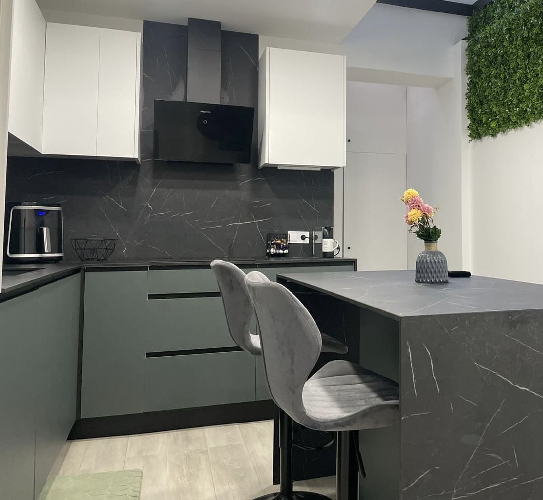 Reforma de cocina moderna en vivienda en Aldaia con isla central y mobiliario de diseño