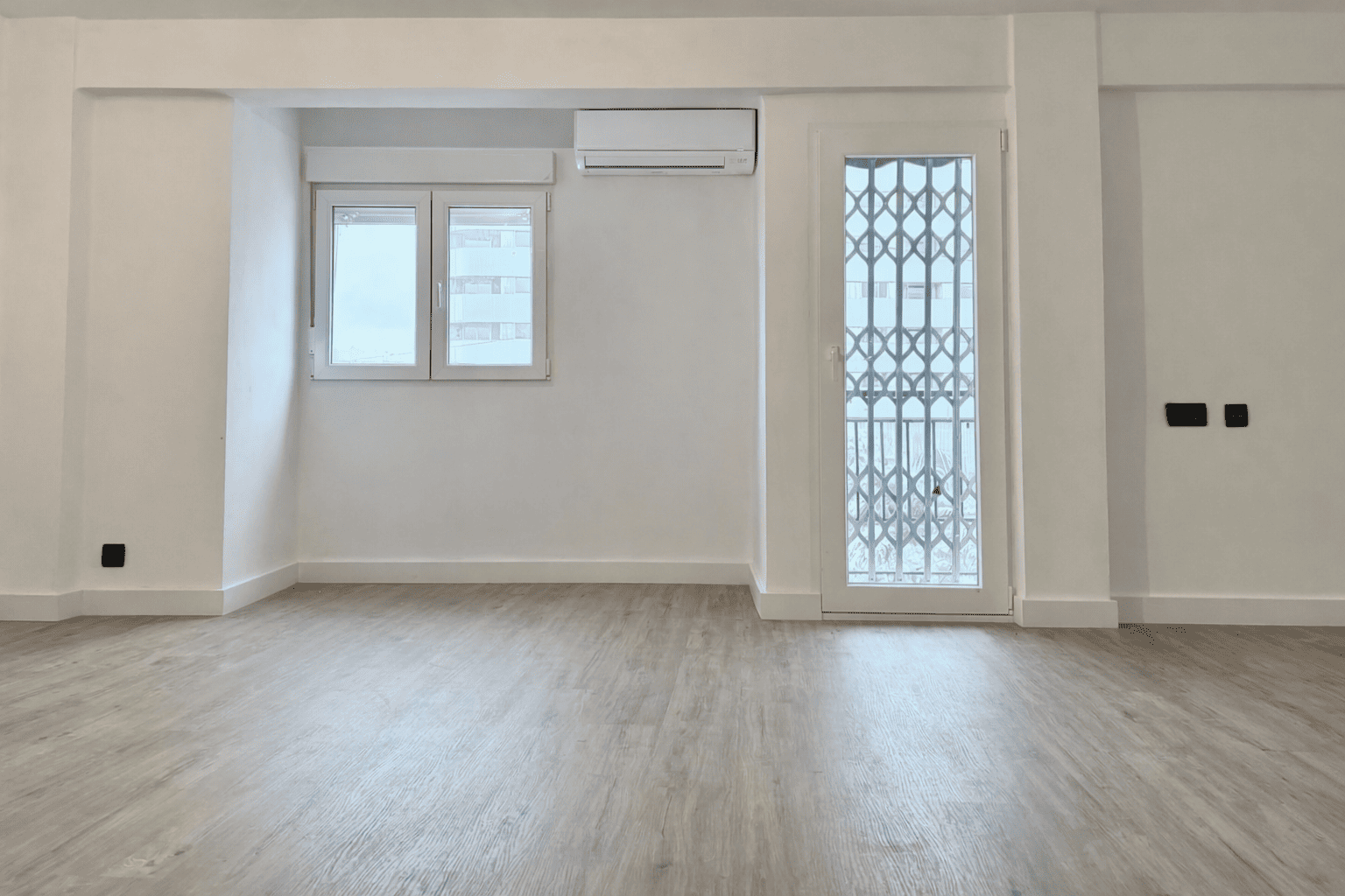 Reforma integral completa de vivienda en Quart de Poblet con cambio de ventanas, suelo, puertas, techo e instalación eléctrica nueva