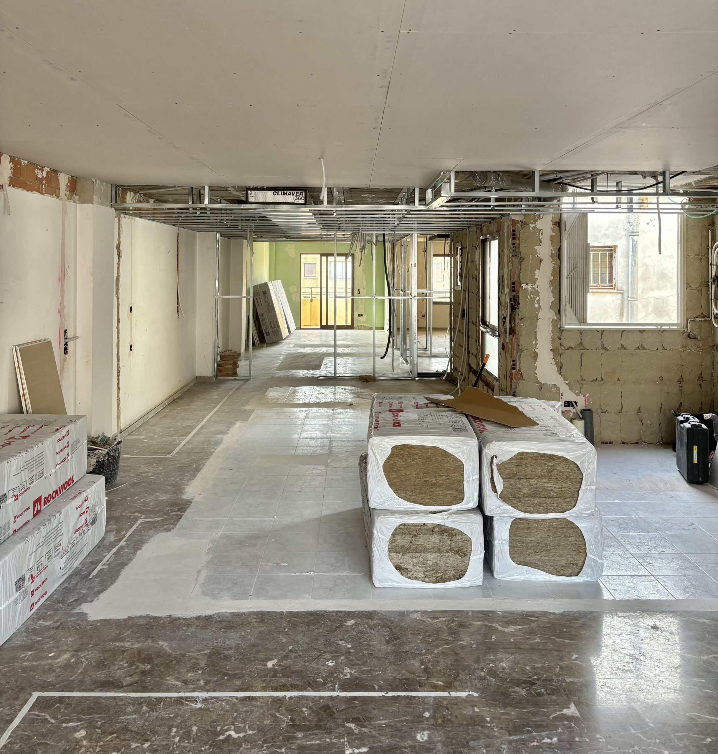 Proceso de reforma integral de ático en Arrancapins Valencia con demolición interior y preparación de instalaciones