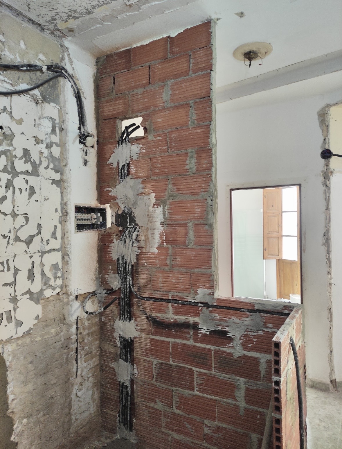 Construcción de tabique en reforma integral de vivienda en Valencia | Incoval Reformas Construcción de tabique y redistribución de espacios durante reforma integral de vivienda en Valencia