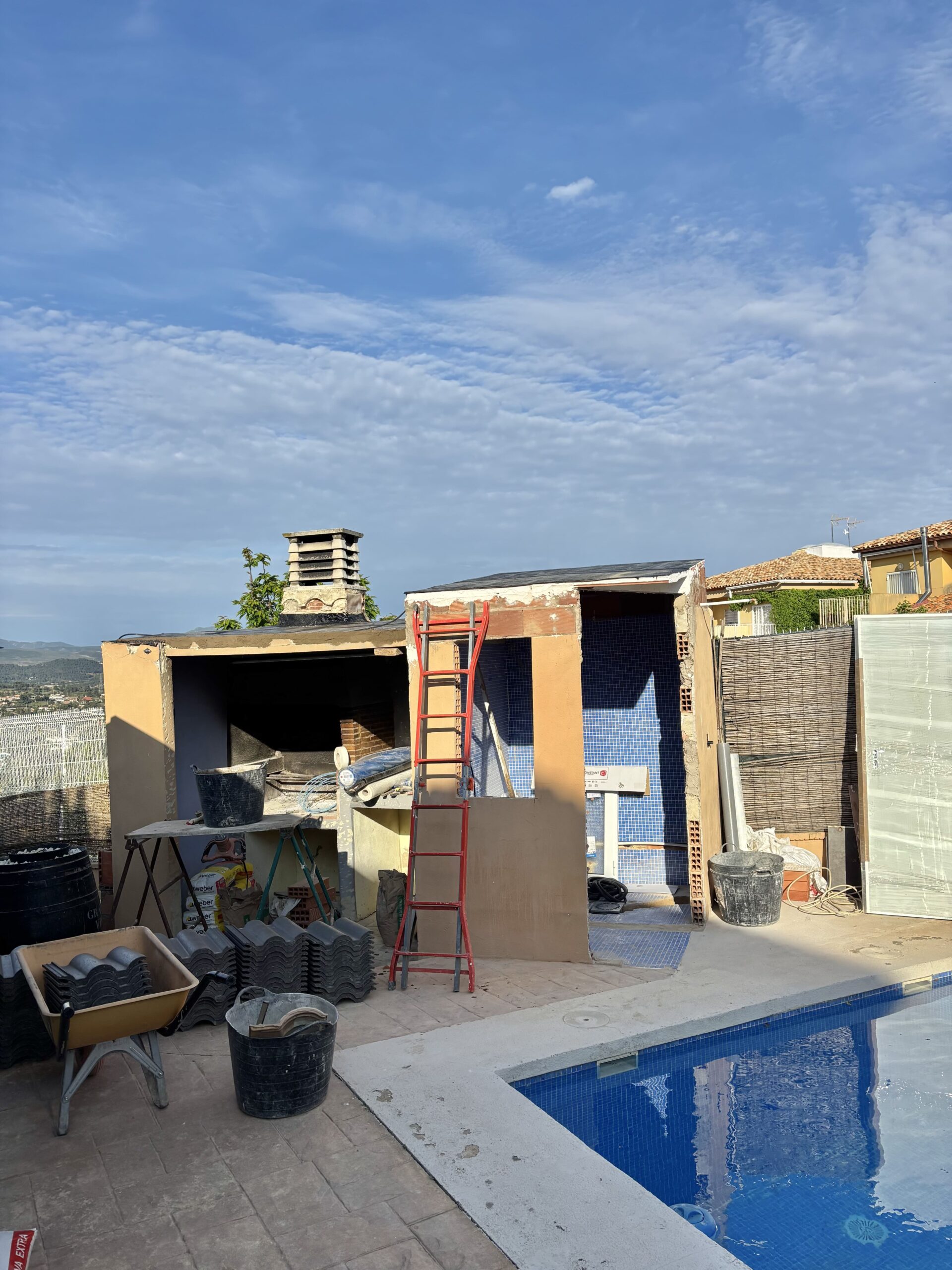 Trabajos de reforma exterior en una vivienda de Montserrat