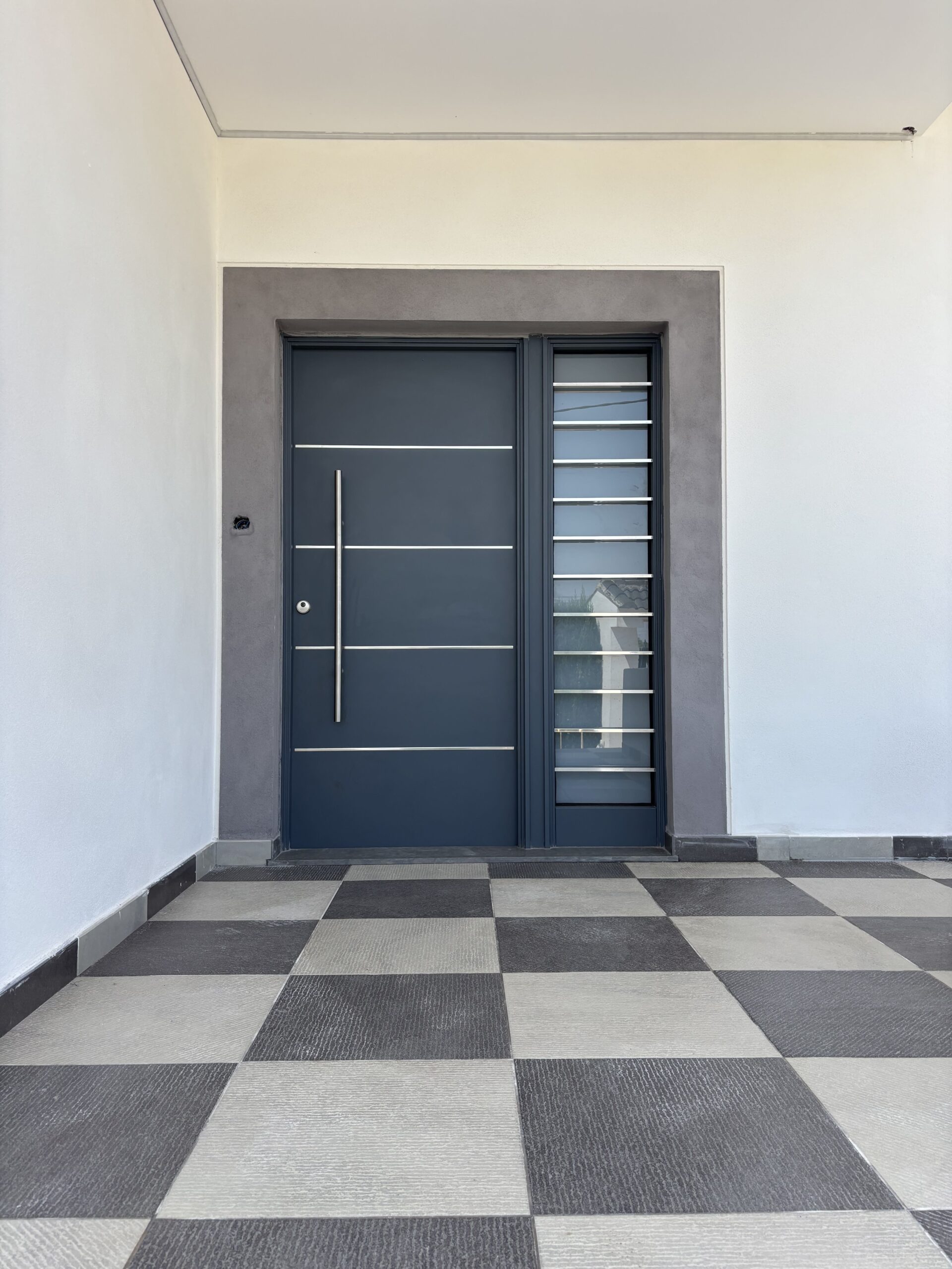 Entrada de vivienda renovada durante una reforma en Montserrat