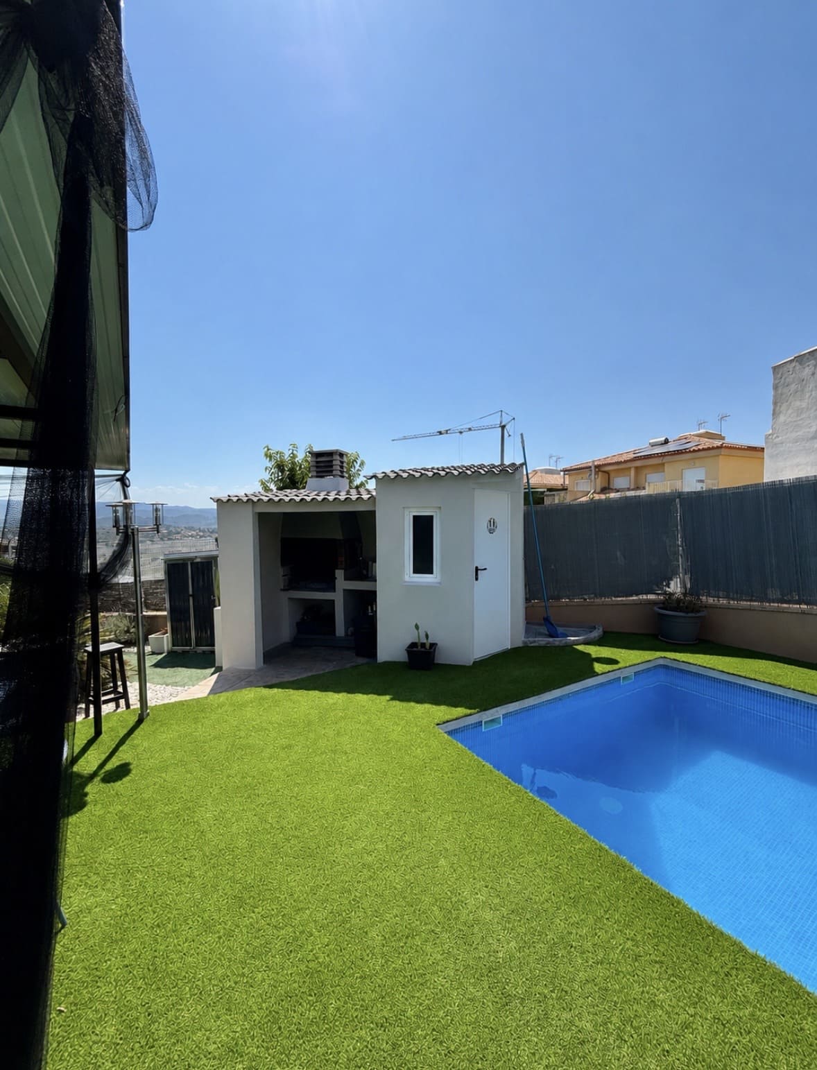 Exterior de vivienda reformada en Montserrat, Valencia